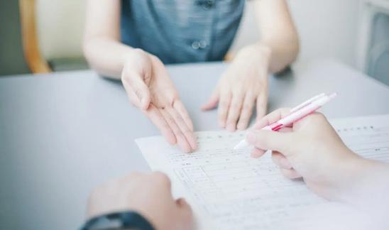 スタッフが患者に書類を説明している様子