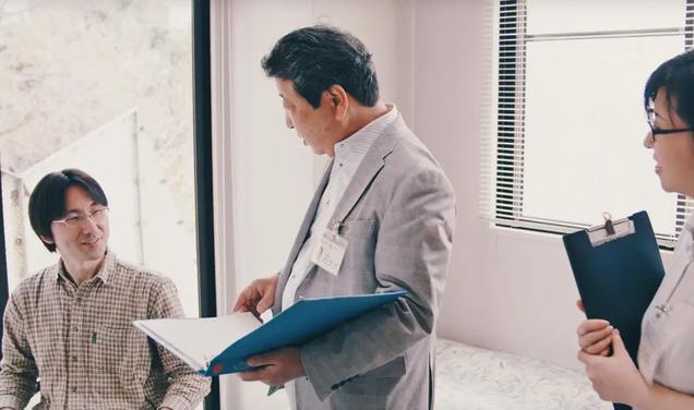 医師が患者と面談している様子