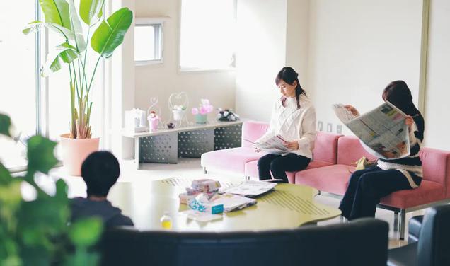 病室のベッドと窓からの光