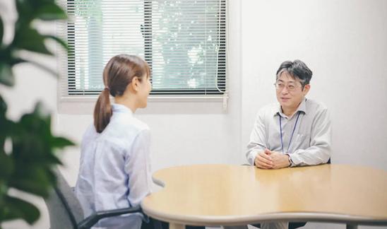 カウンセリング中の臨床心理士