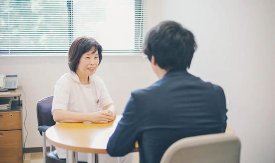 カウンセリングナースが患者と対話している様子