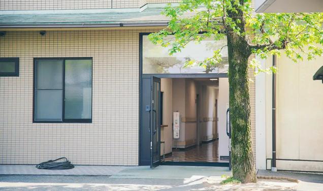 1病棟の外観と緑