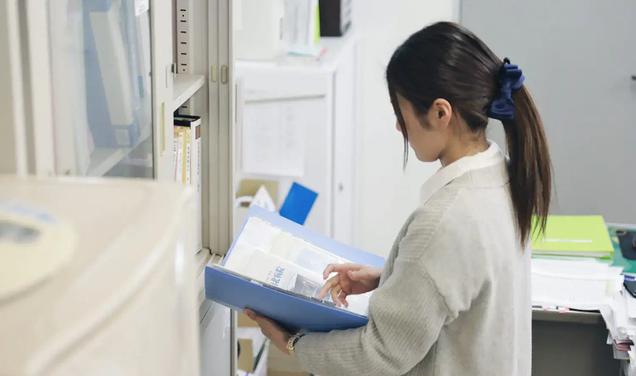 精神保健福祉士が対応する様子