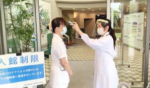 入館時の検温の様子