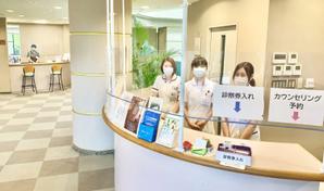 飛沫防止パネルを設置した外来受付