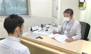 飛沫防止パネルを設置した診察室