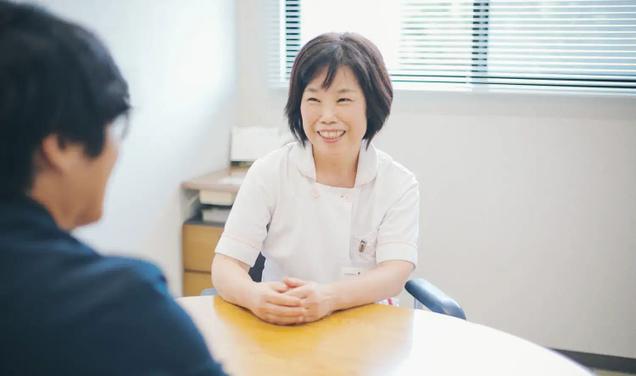 カウンセリングナースが患者と対話する様子