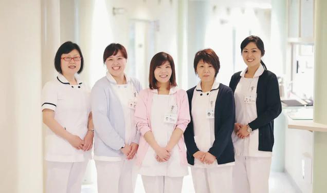 看護師が患者と対話している様子