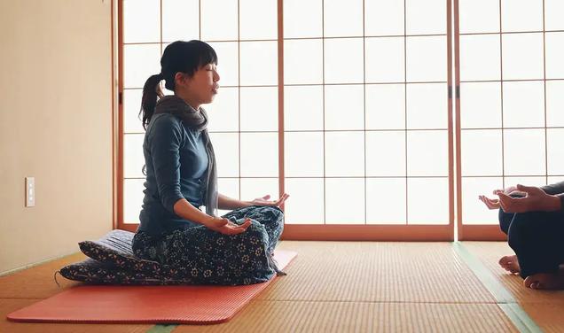 ヨーガには8つのステップがあり､その3番目のステップのひとつが「アーサナ＝座法」