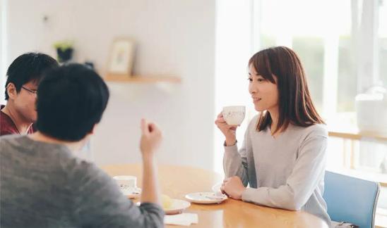 カフェで家族が談笑している様子