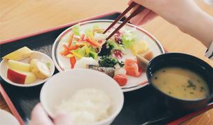 広い窓から庭を眺める食堂