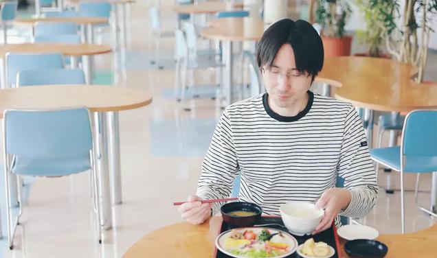 窓から光が差し込む食堂