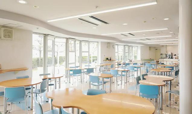 明るい食堂の内観