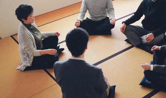 マインドフルネスの瞑想風景