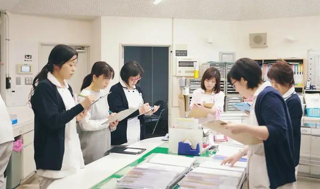 看護師が笑顔で患者と対話している様子