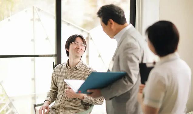 医師の回診に同行する看護師