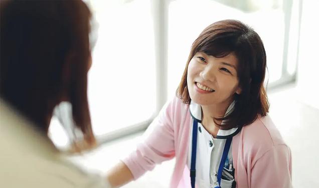 看護師が患者の話を聽いている様子