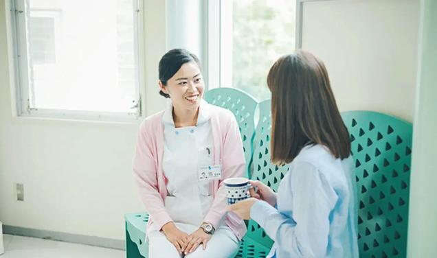看護師が患者に寄り添っている様子