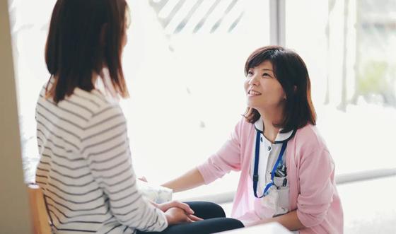 看護師が患者と対話している様子