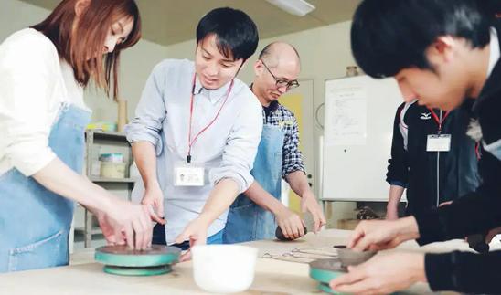 作業療法で創作活動をする患者